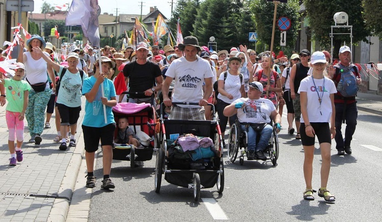 Grupa 6 - wyjście pielgrzymów hałcnowskich z Wilamowic 2019