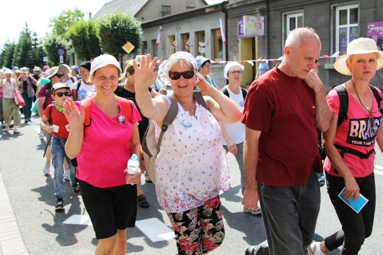 Grupa 2 - wyjście pielgrzymów hałcnowskich z Wilamowic 2019