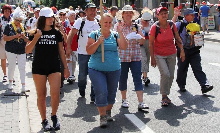 Grupa 2 - wyjście pielgrzymów hałcnowskich z Wilamowic 2019