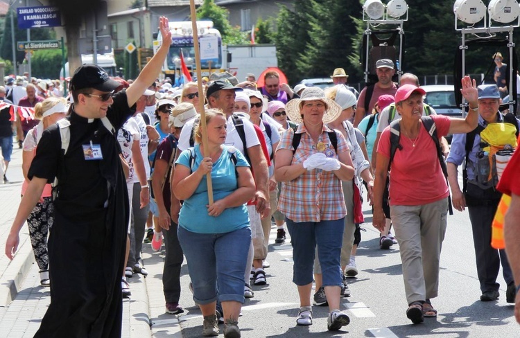 Grupa 2 - wyjście pielgrzymów hałcnowskich z Wilamowic 2019