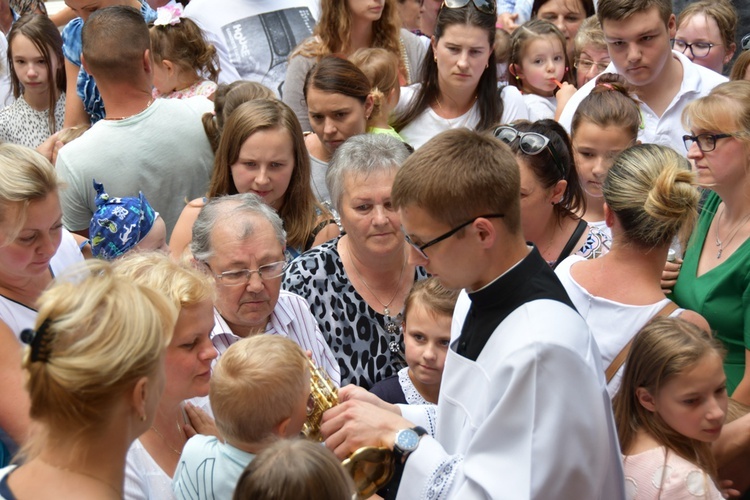 Wprowadzenie relikwii świętych dzieci fatimskich do sądeckiej fary