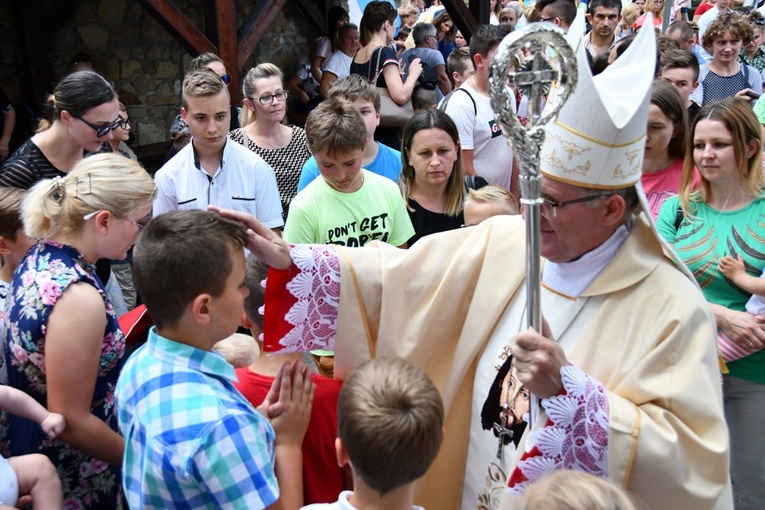 Wprowadzenie relikwii świętych dzieci fatimskich do sądeckiej fary