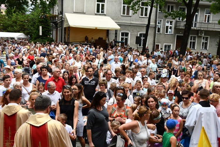 Wprowadzenie relikwii świętych dzieci fatimskich do sądeckiej fary