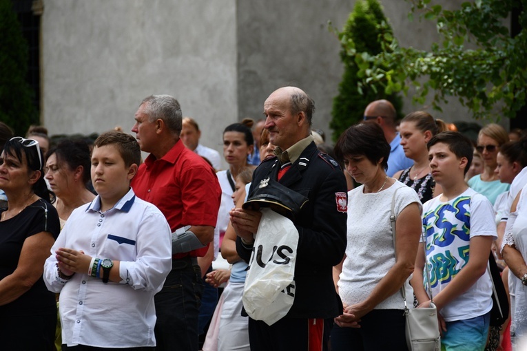 Wprowadzenie relikwii świętych dzieci fatimskich do sądeckiej fary
