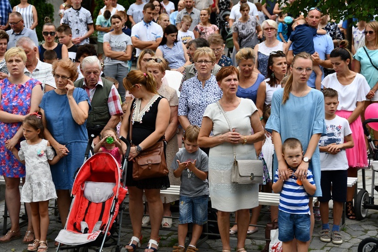 Wprowadzenie relikwii świętych dzieci fatimskich do sądeckiej fary