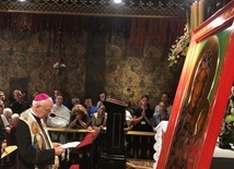 Bp Ignacy Dec przed jasnogórskim obrazem.