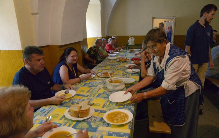 Od lat posiłki dla pielgrzymów przygotowują miejscowe parafianki.