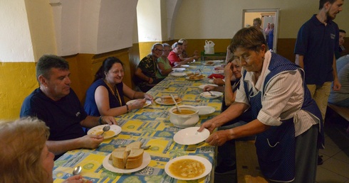 Od lat posiłki dla pielgrzymów przygotowują miejscowe parafianki.