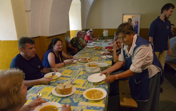 Od lat posiłki dla pielgrzymów przygotowują miejscowe parafianki.