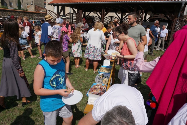 Spotkanie przedszkolaków z zespołami folklorystycznymi