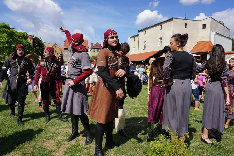 Spotkanie przedszkolaków z zespołami folklorystycznymi