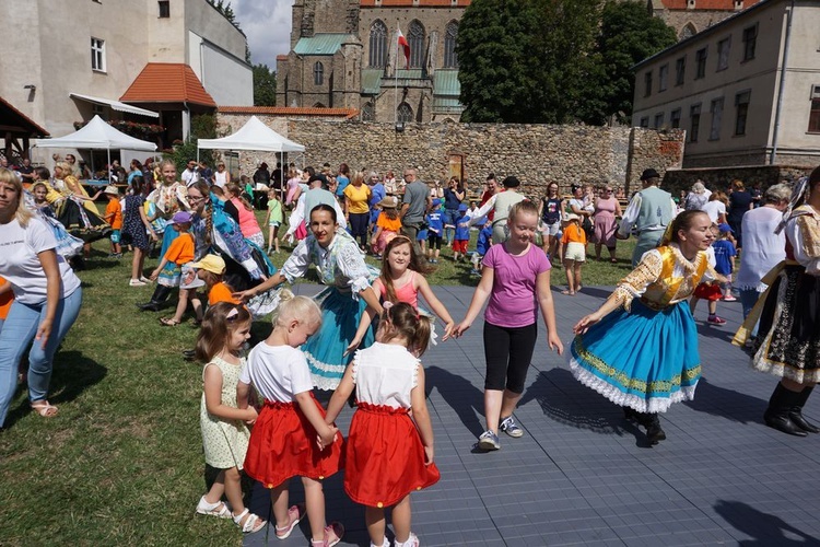 Spotkanie przedszkolaków z zespołami folklorystycznymi