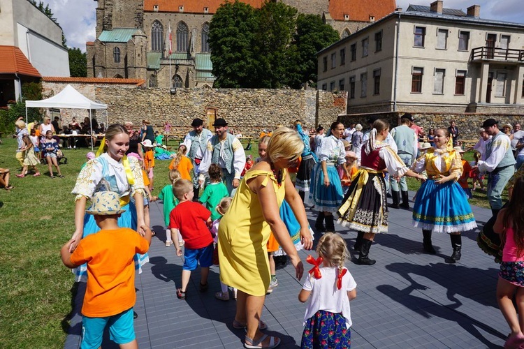 Spotkanie przedszkolaków z zespołami folklorystycznymi