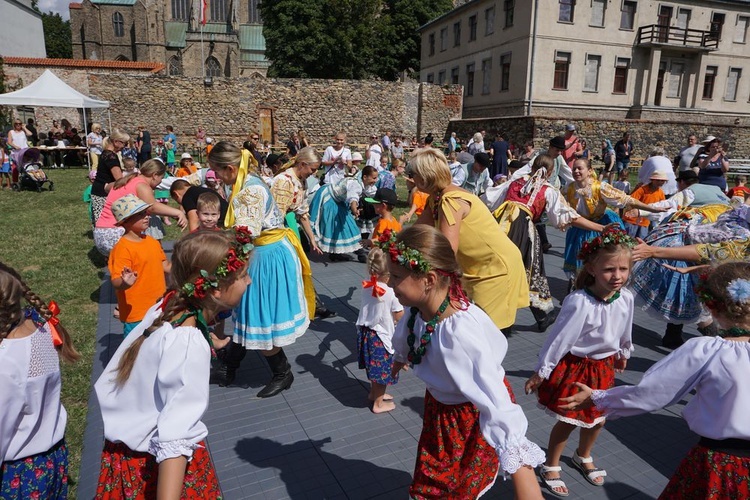 Spotkanie przedszkolaków z zespołami folklorystycznymi