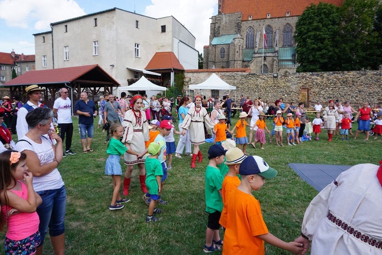 Spotkanie przedszkolaków z zespołami folklorystycznymi