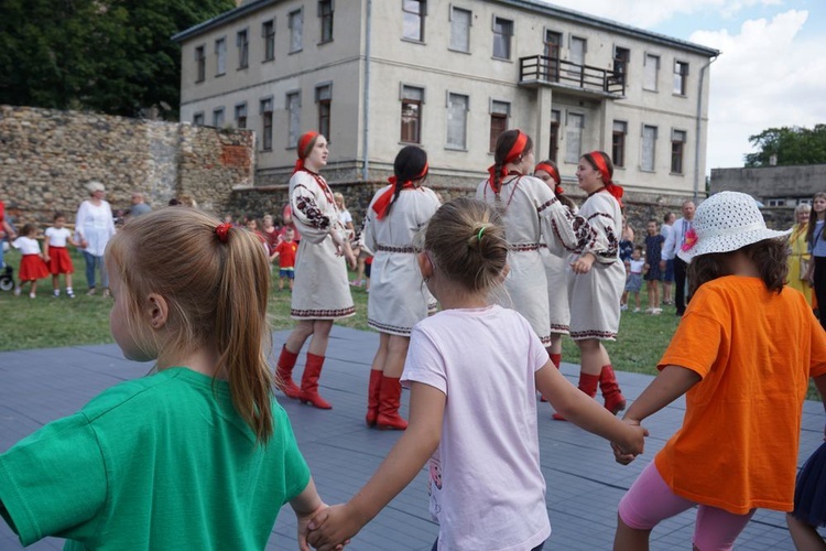 Spotkanie przedszkolaków z zespołami folklorystycznymi