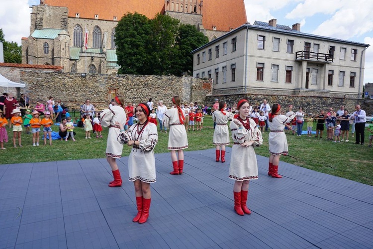 Spotkanie przedszkolaków z zespołami folklorystycznymi