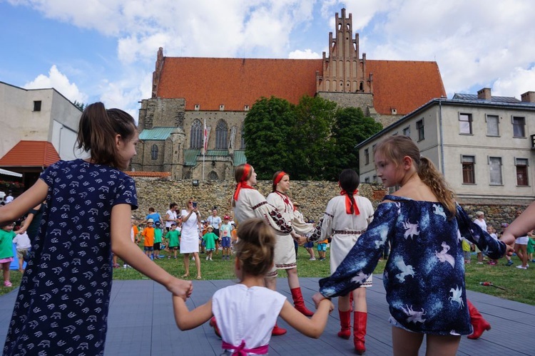 Spotkanie przedszkolaków z zespołami folklorystycznymi