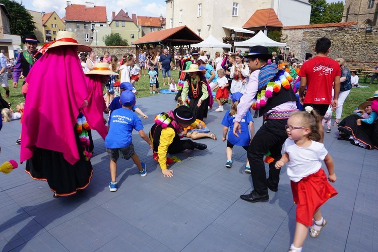 Spotkanie przedszkolaków z zespołami folklorystycznymi