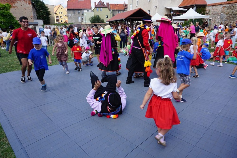 Spotkanie przedszkolaków z zespołami folklorystycznymi