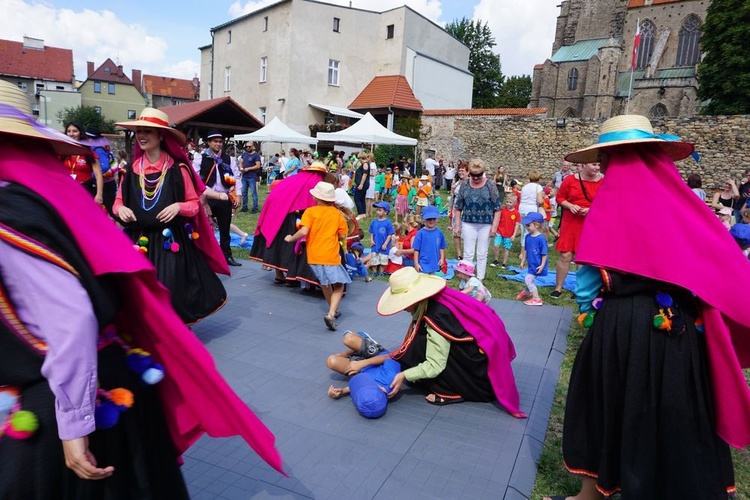 Spotkanie przedszkolaków z zespołami folklorystycznymi