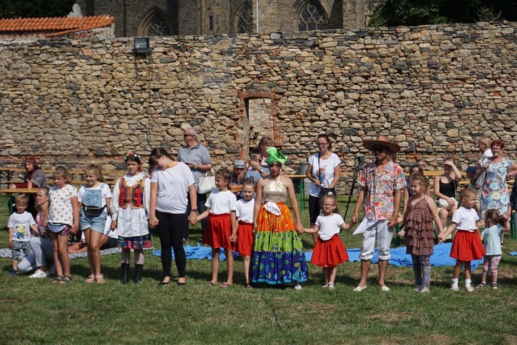 Spotkanie przedszkolaków z zespołami folklorystycznymi