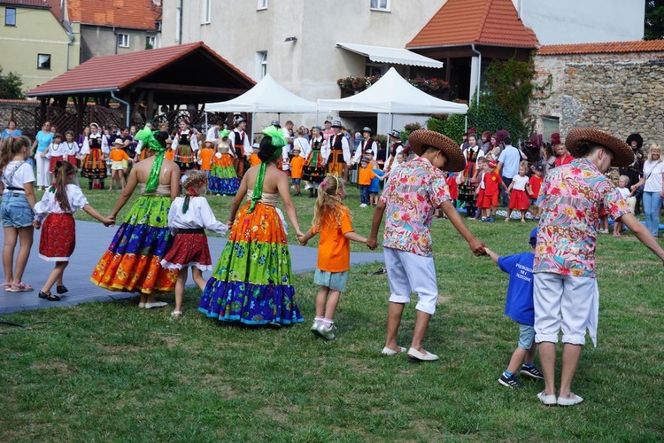 Spotkanie przedszkolaków z zespołami folklorystycznymi