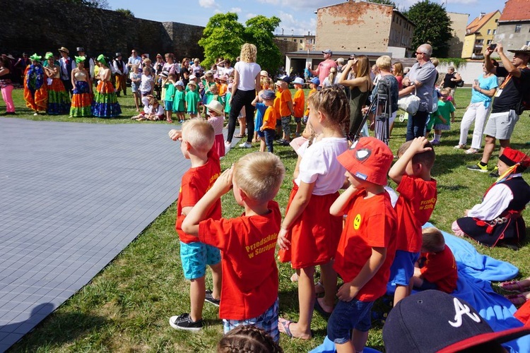 Spotkanie przedszkolaków z zespołami folklorystycznymi