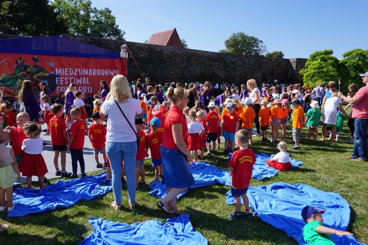 Spotkanie przedszkolaków z zespołami folklorystycznymi