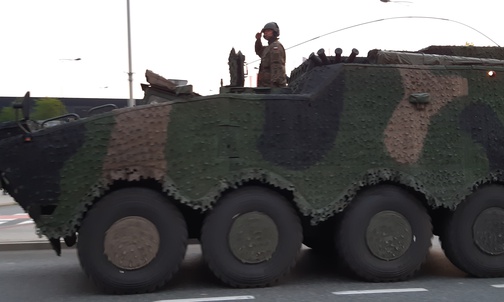 Katowice. Żołnierze wzięli udział w nocnych próbach defilady w centrum miasta. Ruch przywrócony