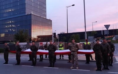 Katowice. Żołnierze wzięli udział w nocnych próbach defilady w centrum miasta. Ruch przywrócony