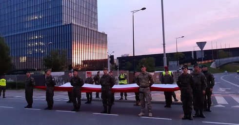 Katowice. Żołnierze wzięli udział w nocnych próbach defilady w centrum miasta. Ruch przywrócony