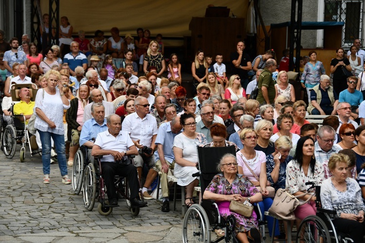 Wprowadzenie relikwii bł. Hanny Chrzanowskiej do sądeckiej fary