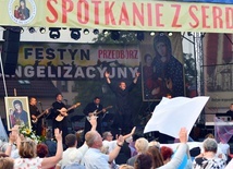 Z koncertem uwielbienia wystąpił zespół księży Jak Najbardziej.