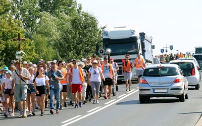 W programie pielgrzymki każdego dnia pątnicy modlą się w różnych wspólnych intencjach. Modlili się również za biskupów i księży.