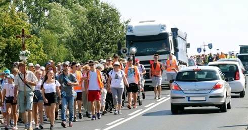 W programie pielgrzymki każdego dnia pątnicy modlą się w różnych wspólnych intencjach. Modlili się również za biskupów i księży.