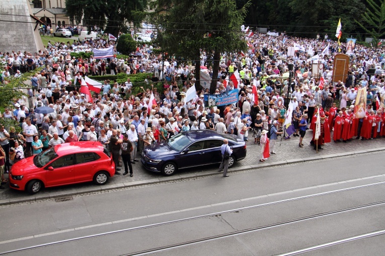 Modlitwa w intencji abp. Marka Jędraszewskiego pod oknem papieskim 