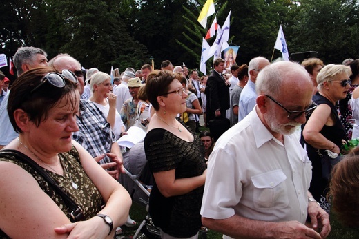 Modlitwa w intencji abp. Marka Jędraszewskiego pod oknem papieskim 