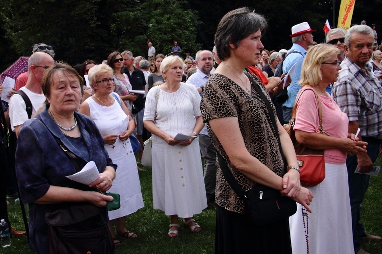 Modlitwa w intencji abp. Marka Jędraszewskiego pod oknem papieskim 