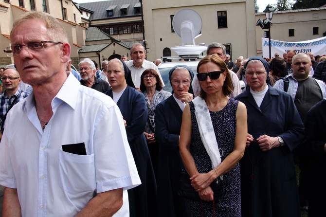 Modlitwa w intencji abp. Marka Jędraszewskiego pod oknem papieskim 