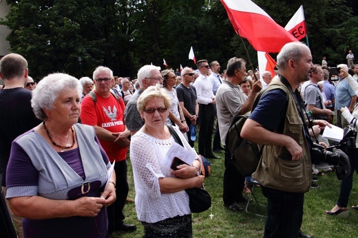 Modlitwa w intencji abp. Marka Jędraszewskiego pod oknem papieskim 