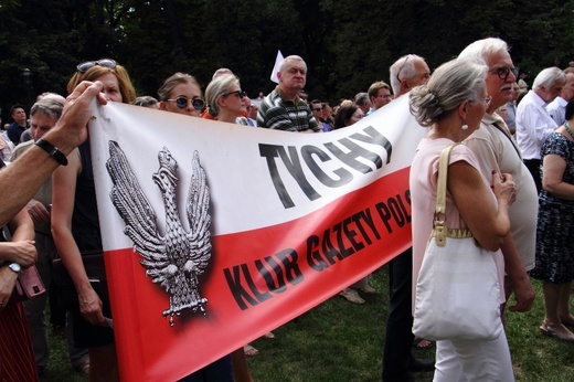 Modlitwa w intencji abp. Marka Jędraszewskiego pod oknem papieskim 