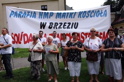 Modlitwa w intencji abp. Marka Jędraszewskiego pod oknem papieskim 