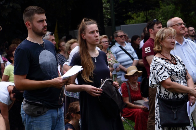 Modlitwa w intencji abp. Marka Jędraszewskiego pod oknem papieskim 