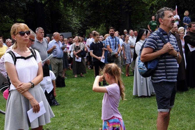 Modlitwa w intencji abp. Marka Jędraszewskiego pod oknem papieskim 