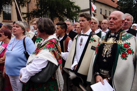 Modlitwa w intencji abp. Marka Jędraszewskiego pod oknem papieskim 