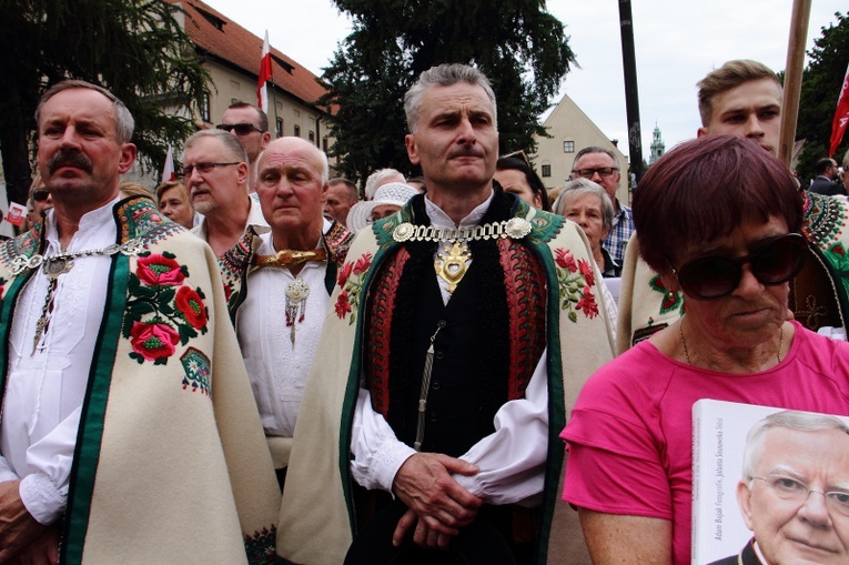 Modlitwa w intencji abp. Marka Jędraszewskiego pod oknem papieskim 