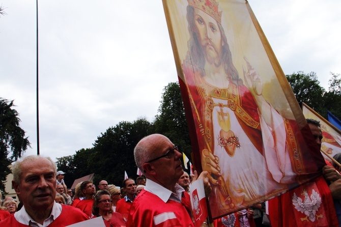 Modlitwa w intencji abp. Marka Jędraszewskiego pod oknem papieskim 