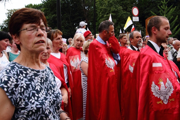 Modlitwa w intencji abp. Marka Jędraszewskiego pod oknem papieskim 