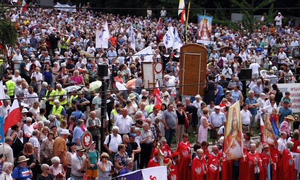 Kilka tysięcy osób modliło się w intencji abp. Marka Jędraszewskiego 